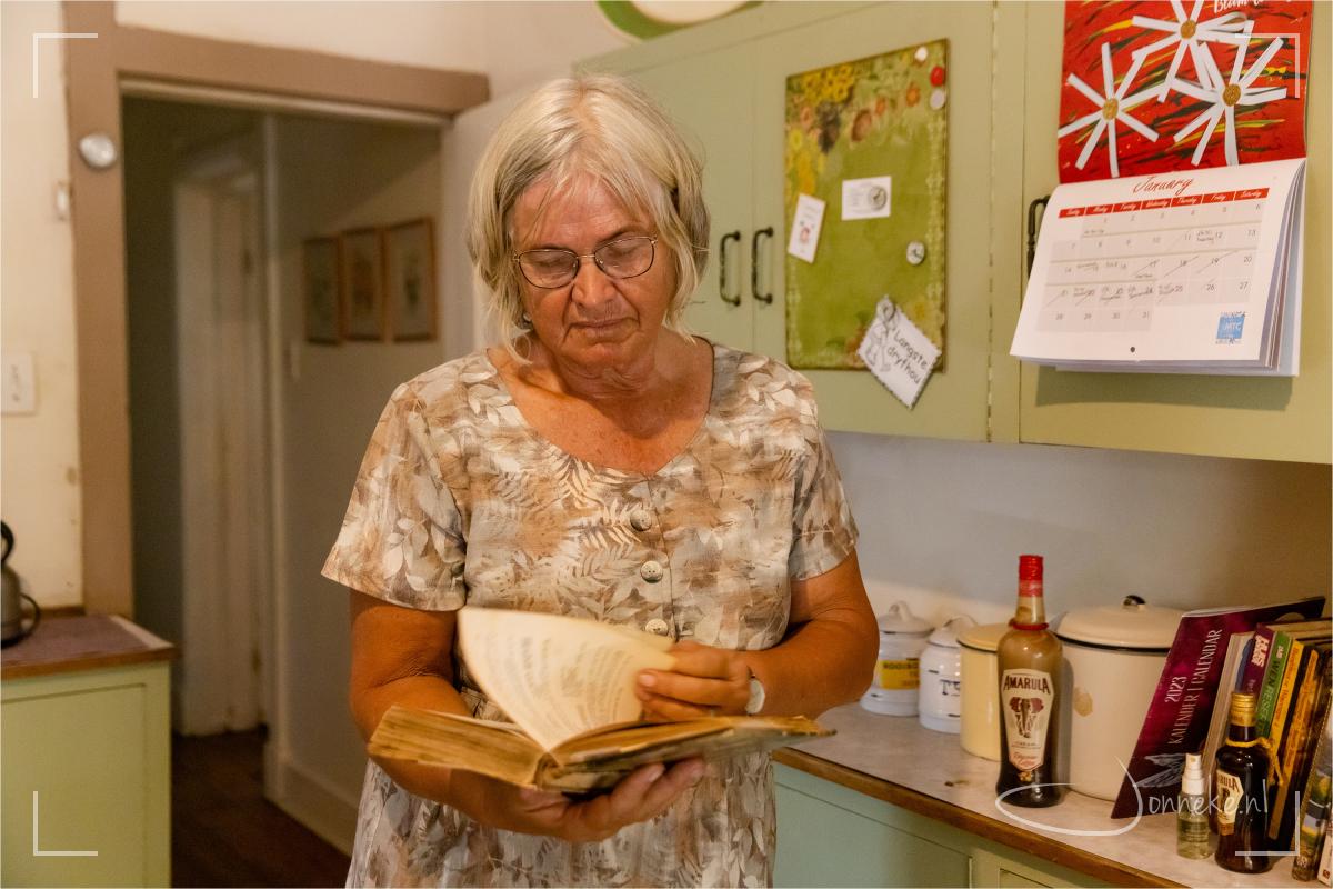 Het enige écht bobotie-recept opzoeken in de 'kook-en-geniet'. Mijn moeder had die kookboeken ook!