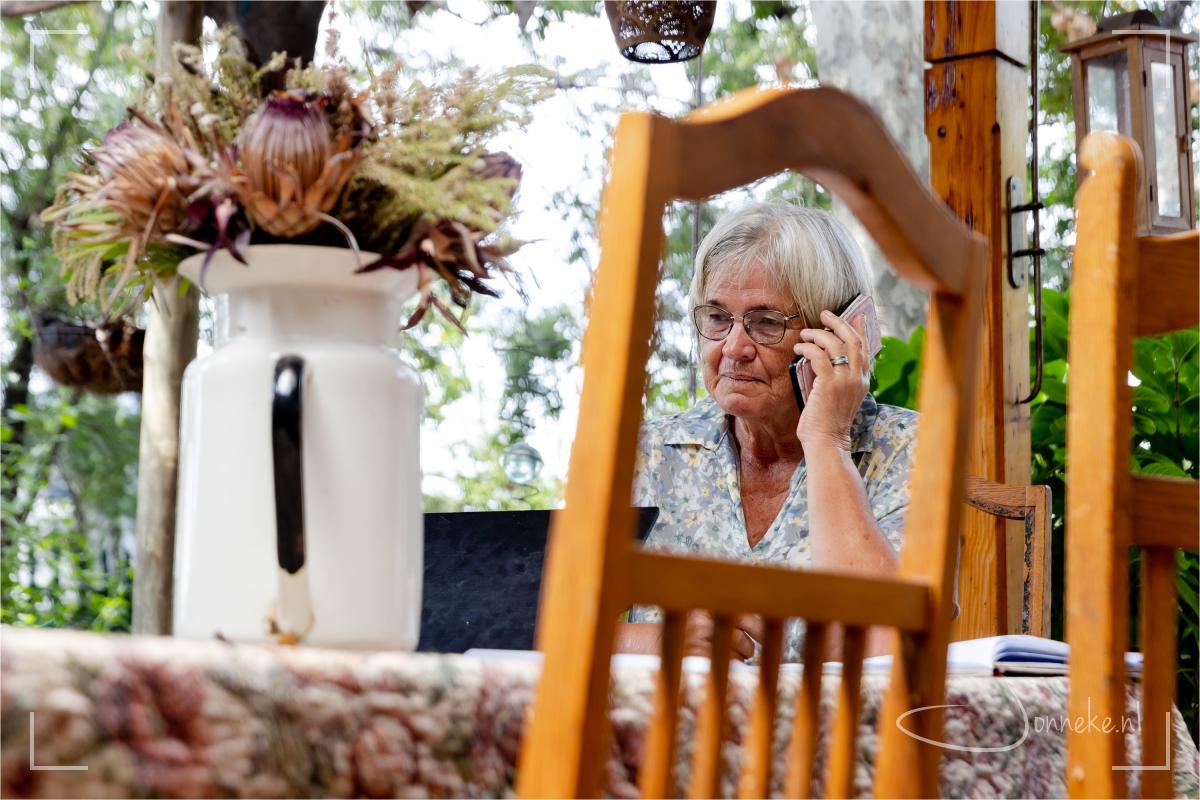 Heel karakteristiek dit... De vaas met protea's, het tafelkleedje, de stoelen en het bellen...