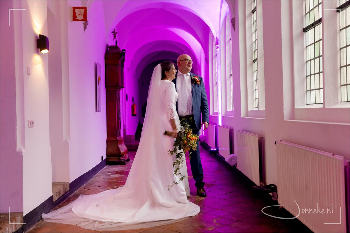 Bij de Marienhof in Amersfoort maken we foto's - buiten is het maar donker, grijs en heel heel nat.