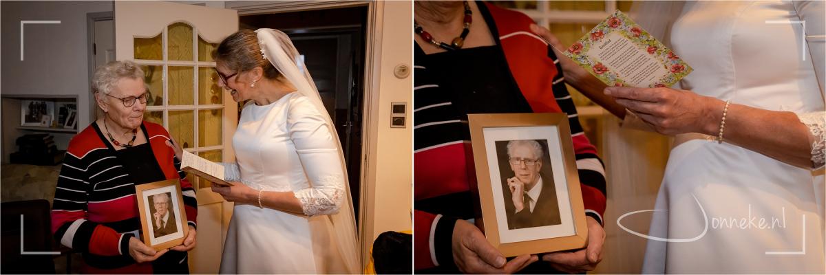 'Mam, ik wil u iets geven. Wilt u papa's foto even pakken?' begint Annelies? En zo begint ze te lezen; prachtige, liefdevolle woorden voor haar moeder met een denken aan haar vader. Weet je, op zo'n moment sta ik achter m'n camera ook even met tranen... want dit is zo intens, mooi, diep en ontroerend. Prachtig om hier bewust tijd voor te nemen voor de drukte van de dag begint!