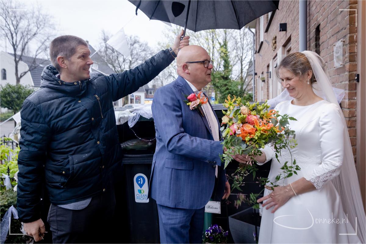 Broer Meindert is niet alleen chauffeur, maar zorgt er ook voor dat Gijs' haar niet nat wordt tijdens de ontmoeting met Annelies. (zoals Gijs zelf steeds grapte).