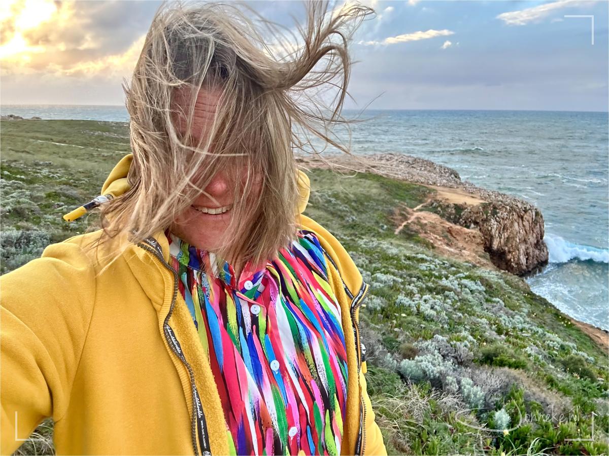 'k Had net gedoucht, maar spontaan idee: ff naar zonsondergang kijken. Dus hup de auto in en iedereen struint weer lekker rond. Lekker windje stond er!