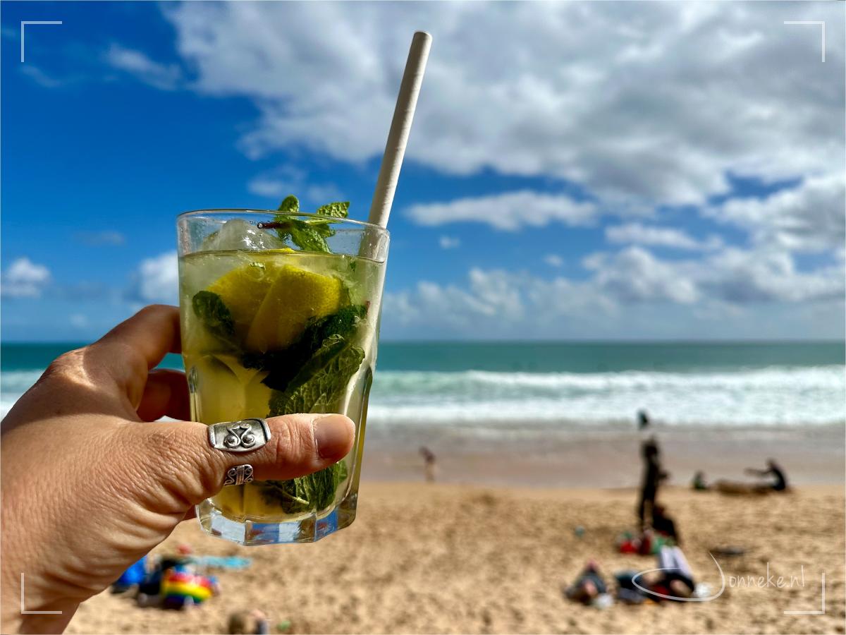 Lekker mojito'tje op het strand. En ja... mijn broers hebben gesurfd en geboard, ik heb heerlijk gezwommen in de kkkkoude zee!