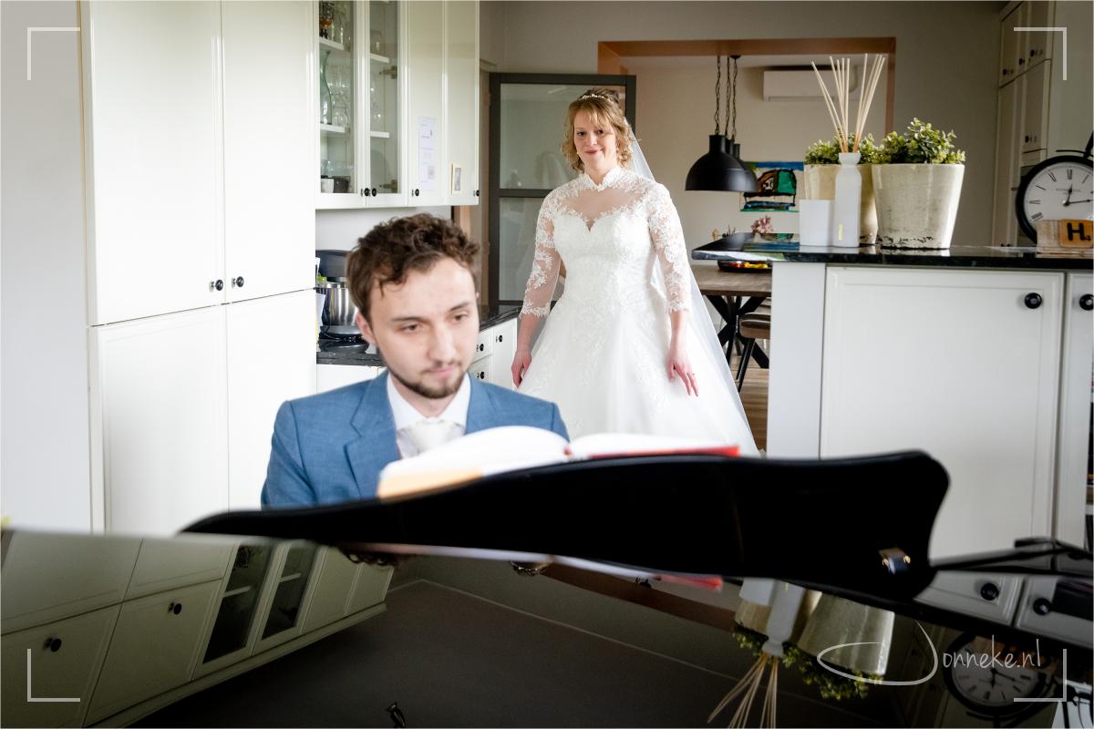 Wat je niet op deze platen ziet: Jorin zat alvast wat te spelen voordat Dinelle zou komen. Ik was nog boven op de zolder en we hoorden al snel een prachtig gezang 'Hoe wonderlijk mooi is Uw eeuwige naam, Verborgen aanwezig deelt U mijn bestaan, Waar ik ben bent U wat een kostbaar geheim Uw naam is 'Ik ben' en 'Ik zal er zijn'. Ik voelde dat niets bijzonders was, dat samen zingen. En dat raakt me dan weer. Daarna speelt Jorin voor zijn Dinelle...