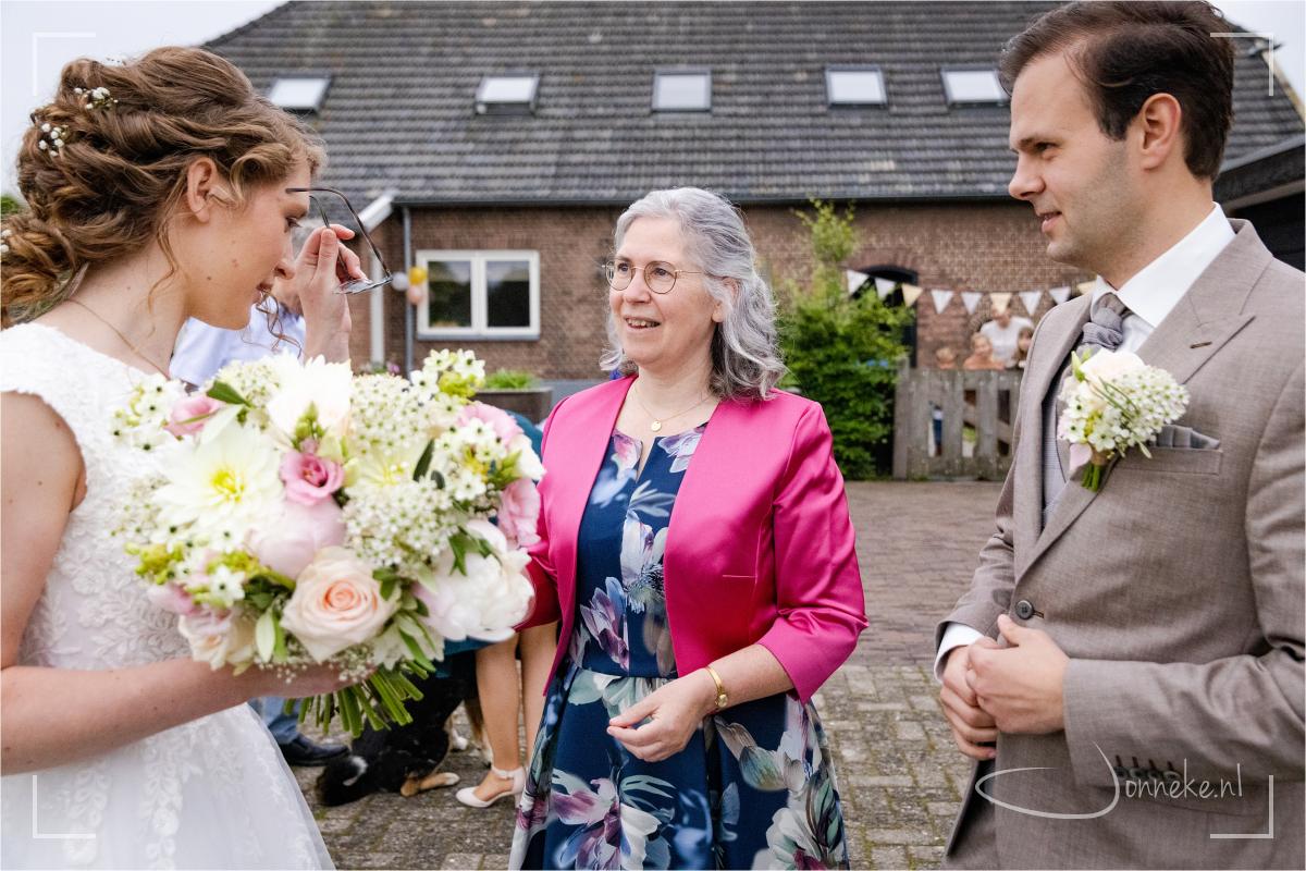Als de ontmoeting al is geweest, beseft Sarah pas dat ze vergeten is haar bril op te zetten ;-)