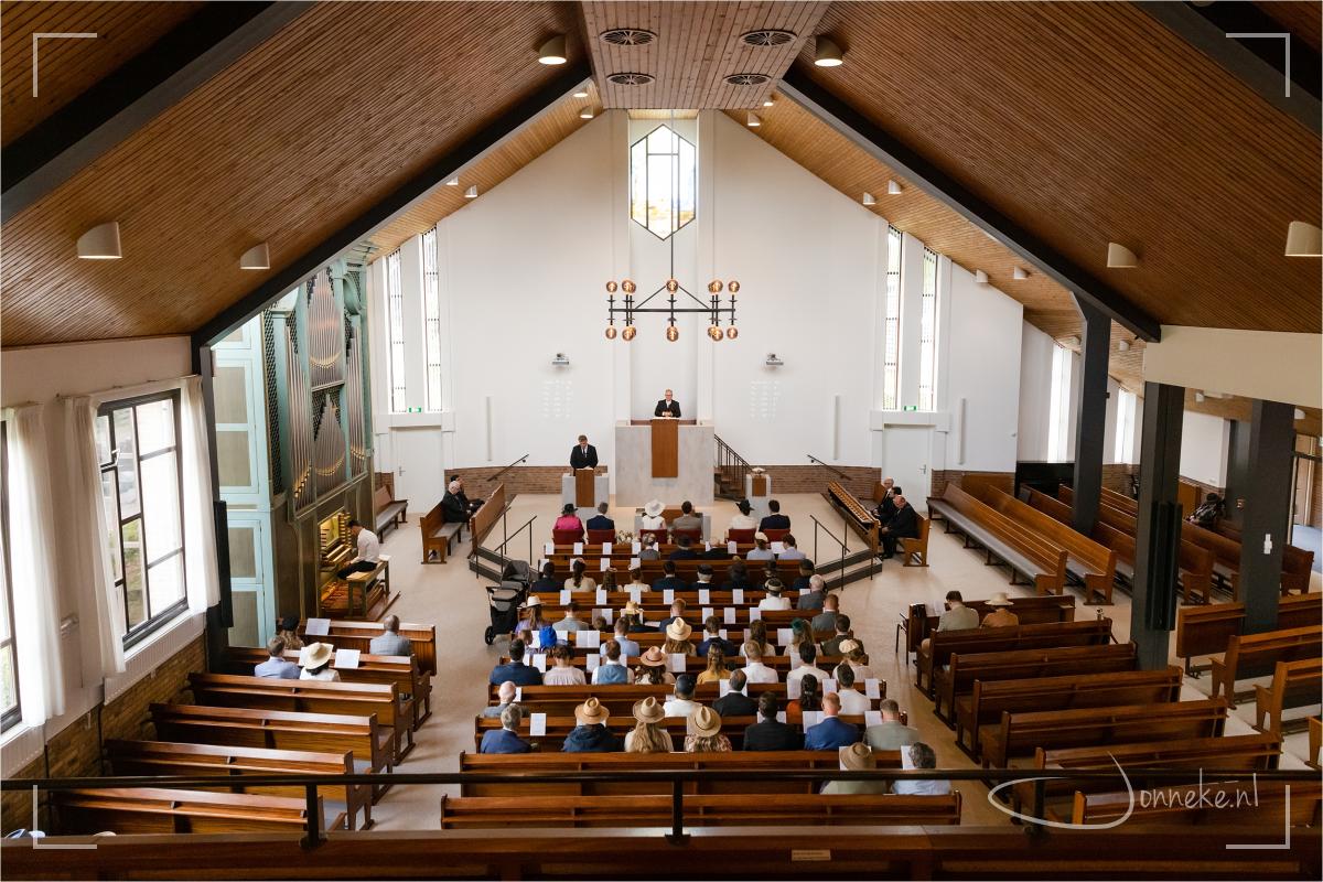 Bij de kerk neem ik afscheid van het bruidspaar.