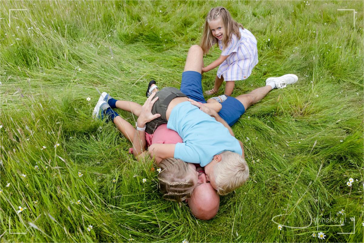 Echte vaders stoeien met hun kids, toch?
