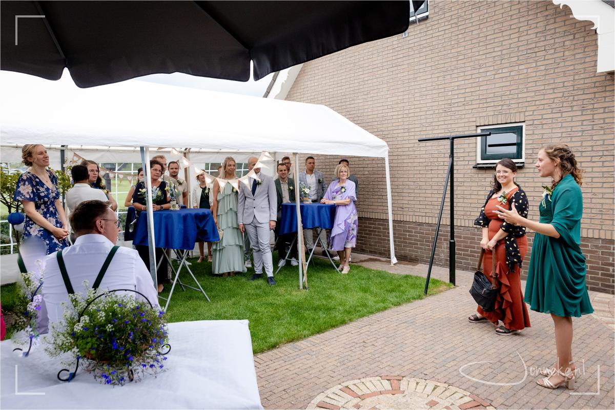 Precies nu komt er even wat druppels uit de lucht vallen, gelukkig is alles goed geregeld en kunnen we overdekt lunchen.