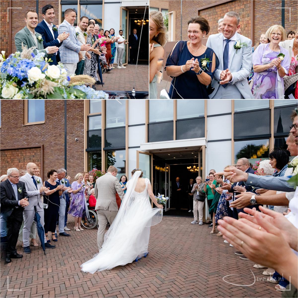 In het gemeentehuis van Putten wordt het huwelijk voltrokken.