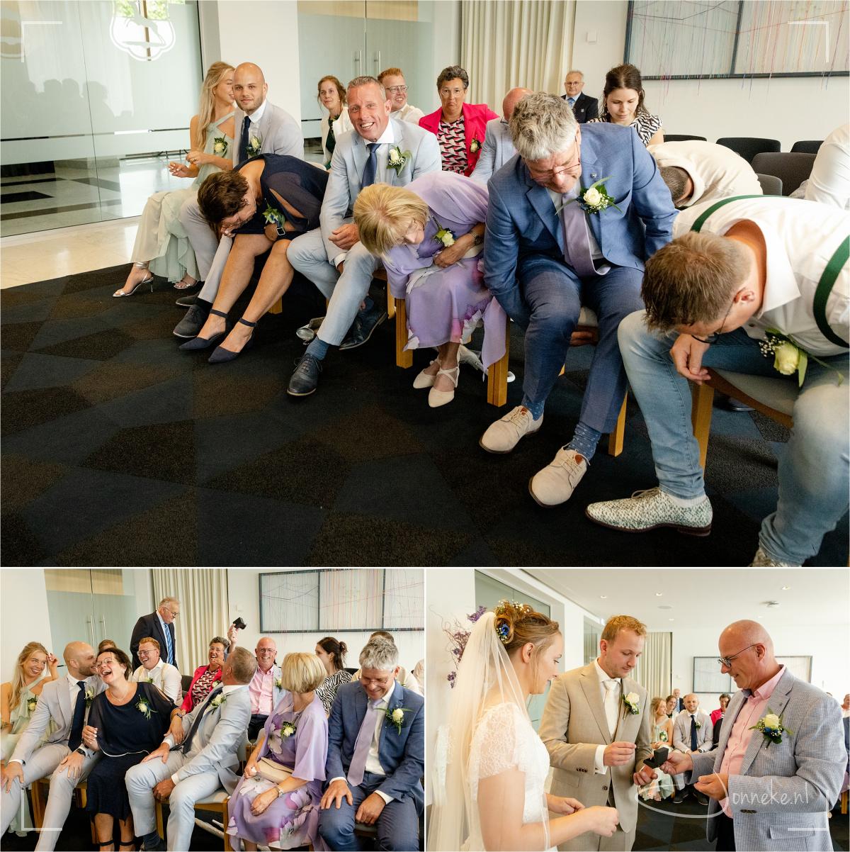 En wie mag de ringen brengen? Een verrassing voor allemaal, want... wie heeft iets onder zijn of haar stoel liggen? En bingo!