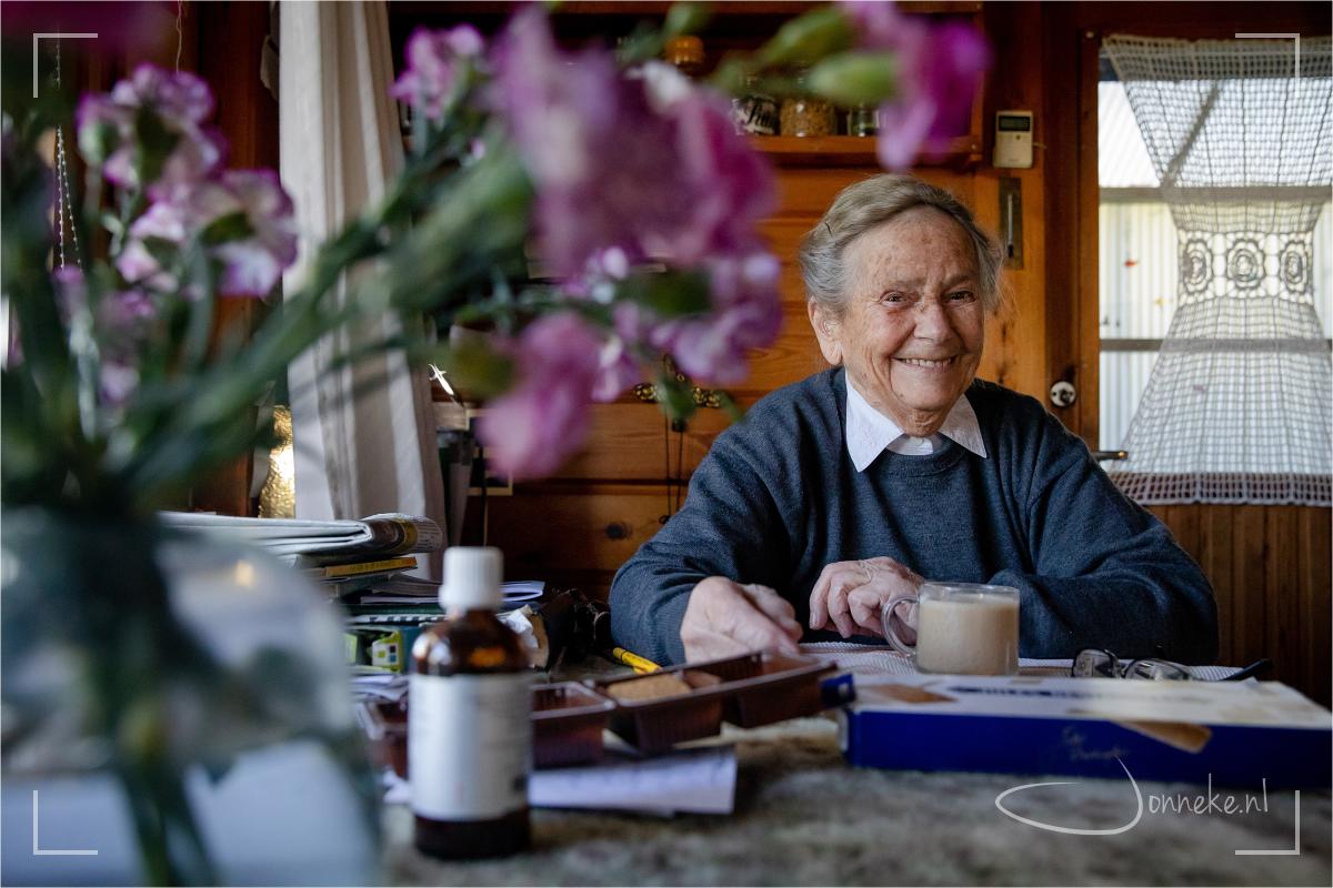 Mijn oma, - op 94 jarige leeftijd - zoals ik aan haar keukentafel altijd koffie/thee dronk... met alle flesjes, koekjes, een van haar vele leesbrillen...