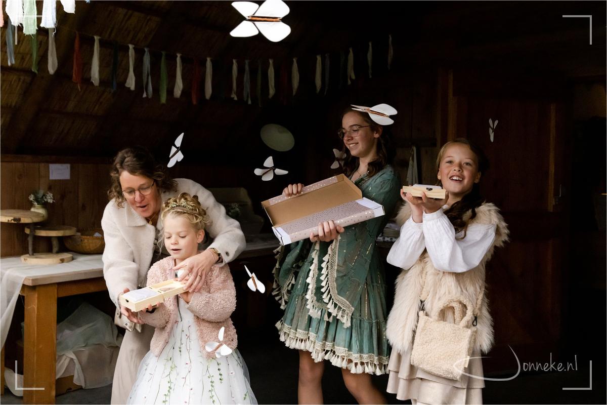 Het lied van de kids, de vlinders... dat is een warm welkom!