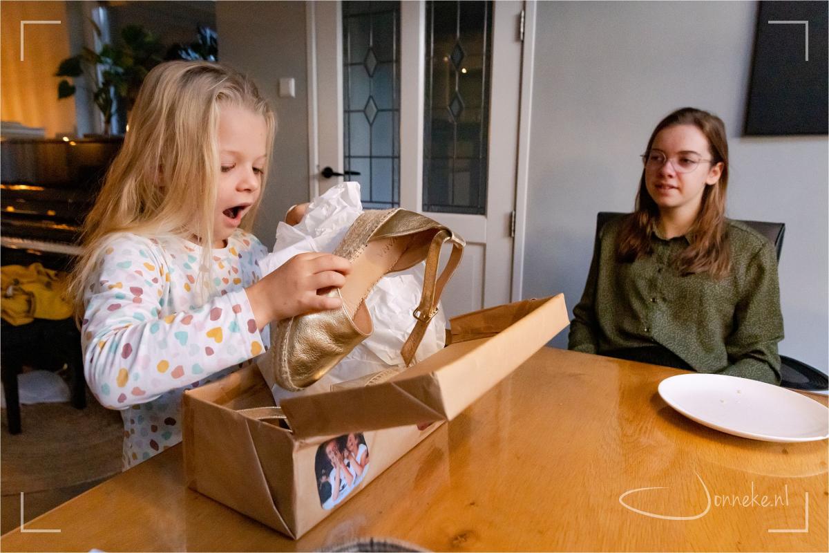 Als kleine zus de schoenen van grote zus mag uitpakken...