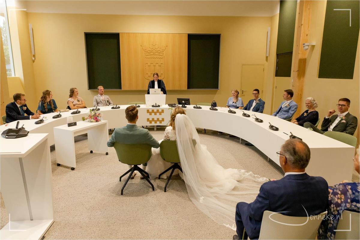 Op weg naar het gemeentehuis begon het... die voorspelde regen. Dus geen haag bij de deur dit keer. Wel fijn en droog in het nieuwe gemeentehuis van Renswoude trouwen.