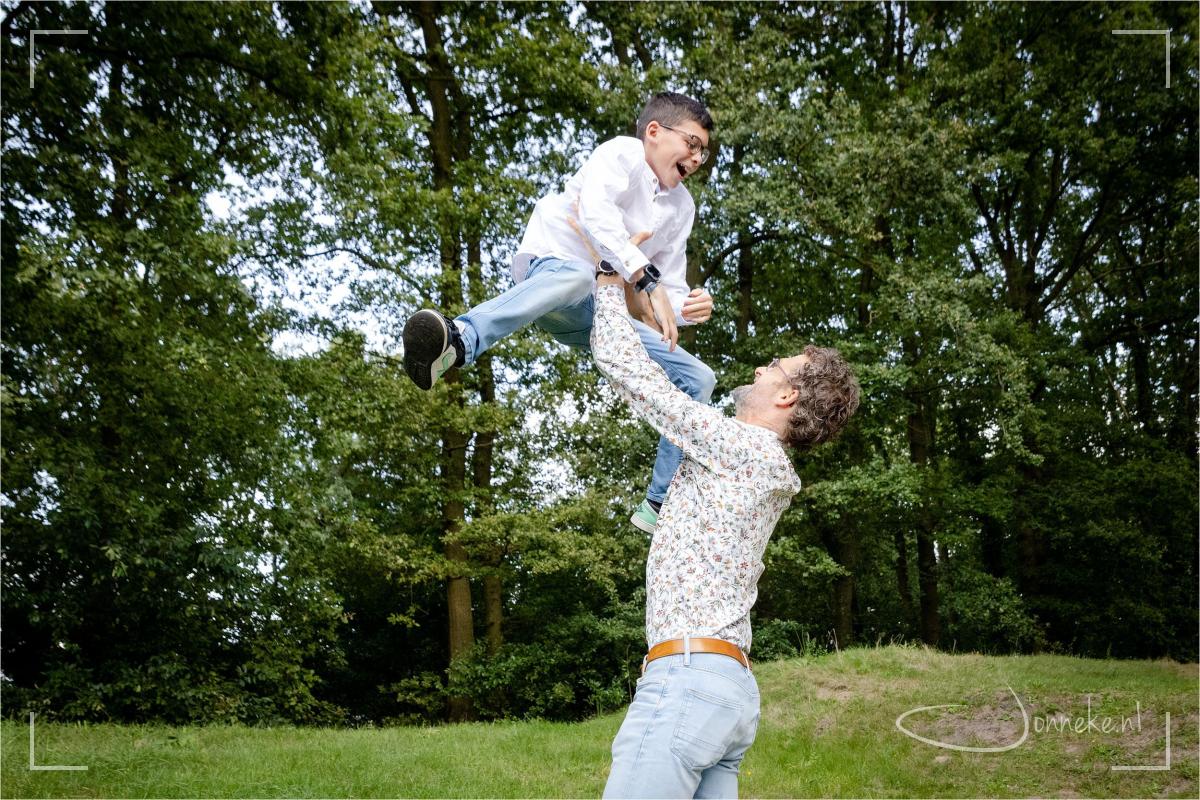 Lekker stoeien, een van de favoriete onderdelen van de shoot voor de kids ;-)