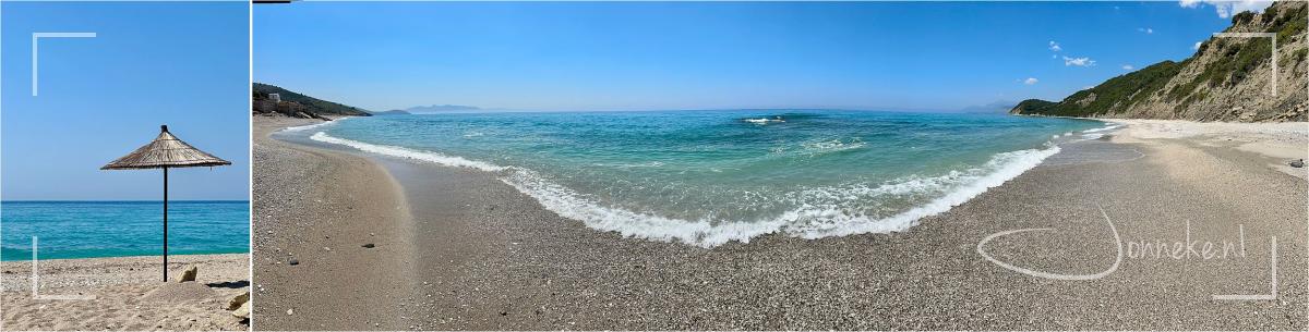 De blauwblauw zee is en blijft fantastisch. In april nog veel rustige stranden, in de zomer is het hier hutjemutje onder parasolletjes zitten. Die lagen namelijk al in grote stapels klaar om op het strand geïnstalleerd te worden.