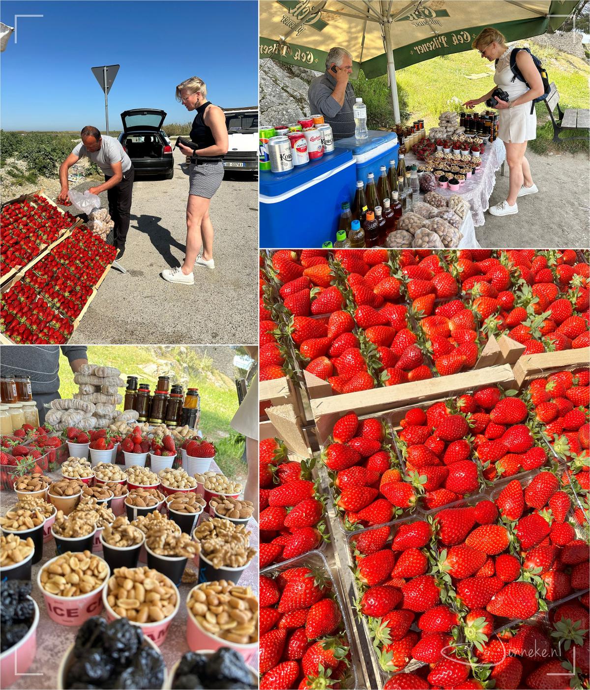 Aardbeientijd! Oh, man wat hebben we een aardbeien ge(g)(vr)eten! Grappig detail: de grote aardbeien liggen bovenop, onderin de kleintjes. Wat pure lekkernijen betreft kun je je hart ophalen: verse noten, honing, dadels -ambachtelijk lekkers!