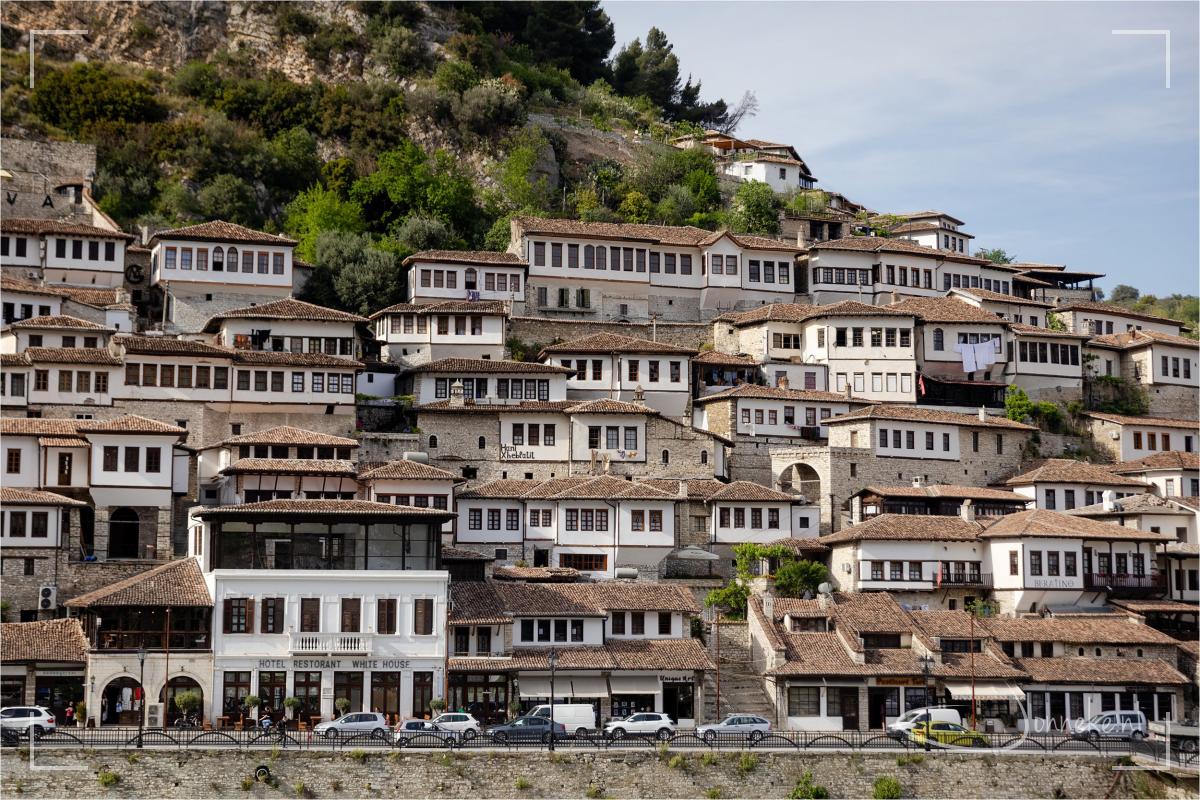 Bérat: stad van duizend ramen. Het stadje ademt de traditionele architectuur van de Balkan uit de 18e en 19e eeuw. De binnenstad van Berat is, samen met het centrum van Gjirokastër, opgenomen op de Werelderfgoedlijst van de UNESCO. Berat straalt een veelbewogen geschiedenis uit, waarbij verschillende religieuze en culturele gemeenschappen door de eeuwen heen in de stad hebben gewoond. In de stad staat, boven op een heuvel, een kasteel met de naam Kalaja e Beratit, dat in de 13e eeuw is gebouwd. Wij hadden een hotelletje naast dit kasteel.