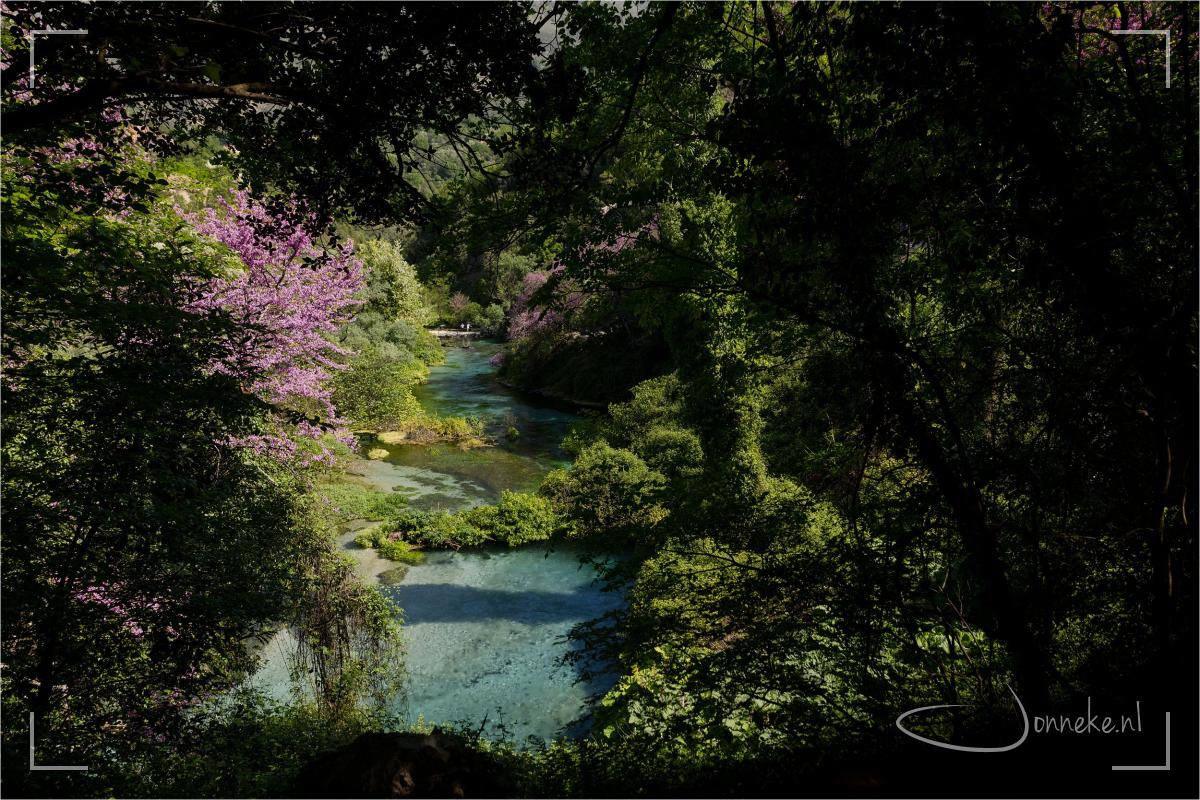 Nog een must-see:Syri i Kaltër (Blue Eye) Ik had foto's gezien via internet en deze kwam in m'n top drie van 'must-see's'. Omdat het echt een toeristische spot is, waren we er zo vroeg als kon. Je parkeert je auto en loopt dan nog een paar kilometer voor je echt bij het 'oog' komt.