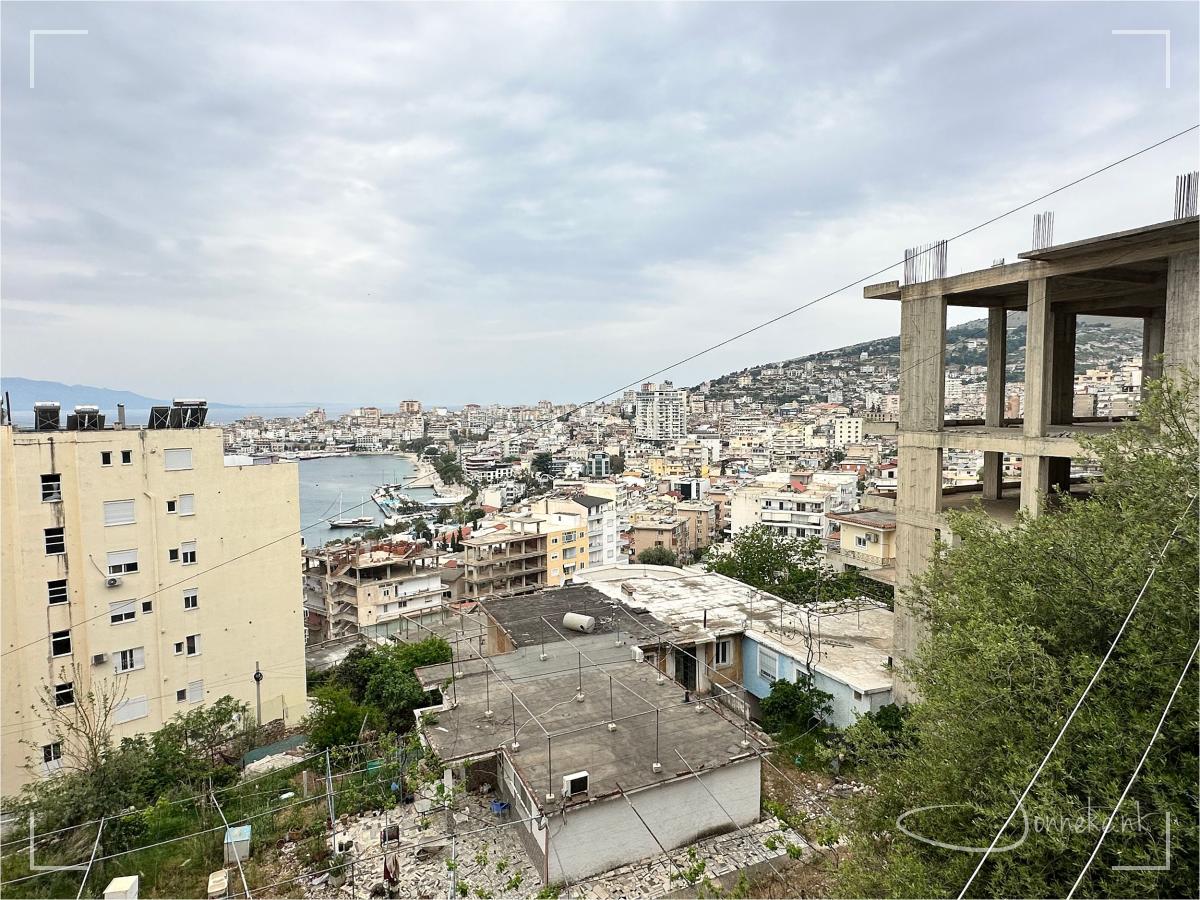 Sarande, ik denk zo ongeveer de minst mooie (zeg maar gewoon lelijke) stad van Albanie.