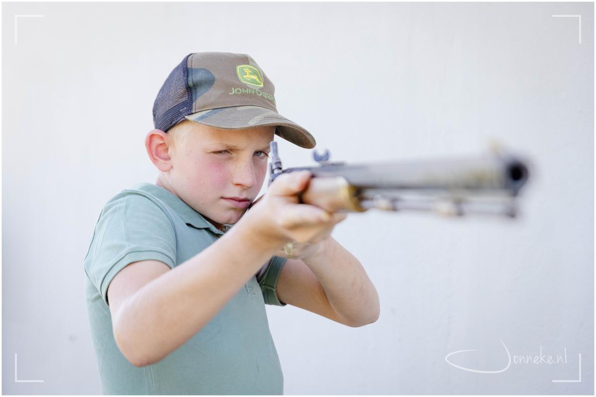 Het echte werk. In Zuid-Afrika zie ik meer dat jongens opgroeien met mannendingen: een bok schieten, een goed vuur kunnen maken, een grote berg beklimmen... gewoon hup, het echte werk. Sterke mannen kweken! ;-)