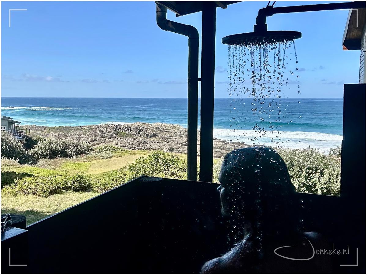 Kijk, dit is de douche daar... Dat is toch subliem? En als je geluk hebt, zwemmen de dolfijnen nog voorbij. Het is dat ik geen alcohol meer drink, maar een glaasje rode wijn past goed op dat hoekpaaltje ;-)