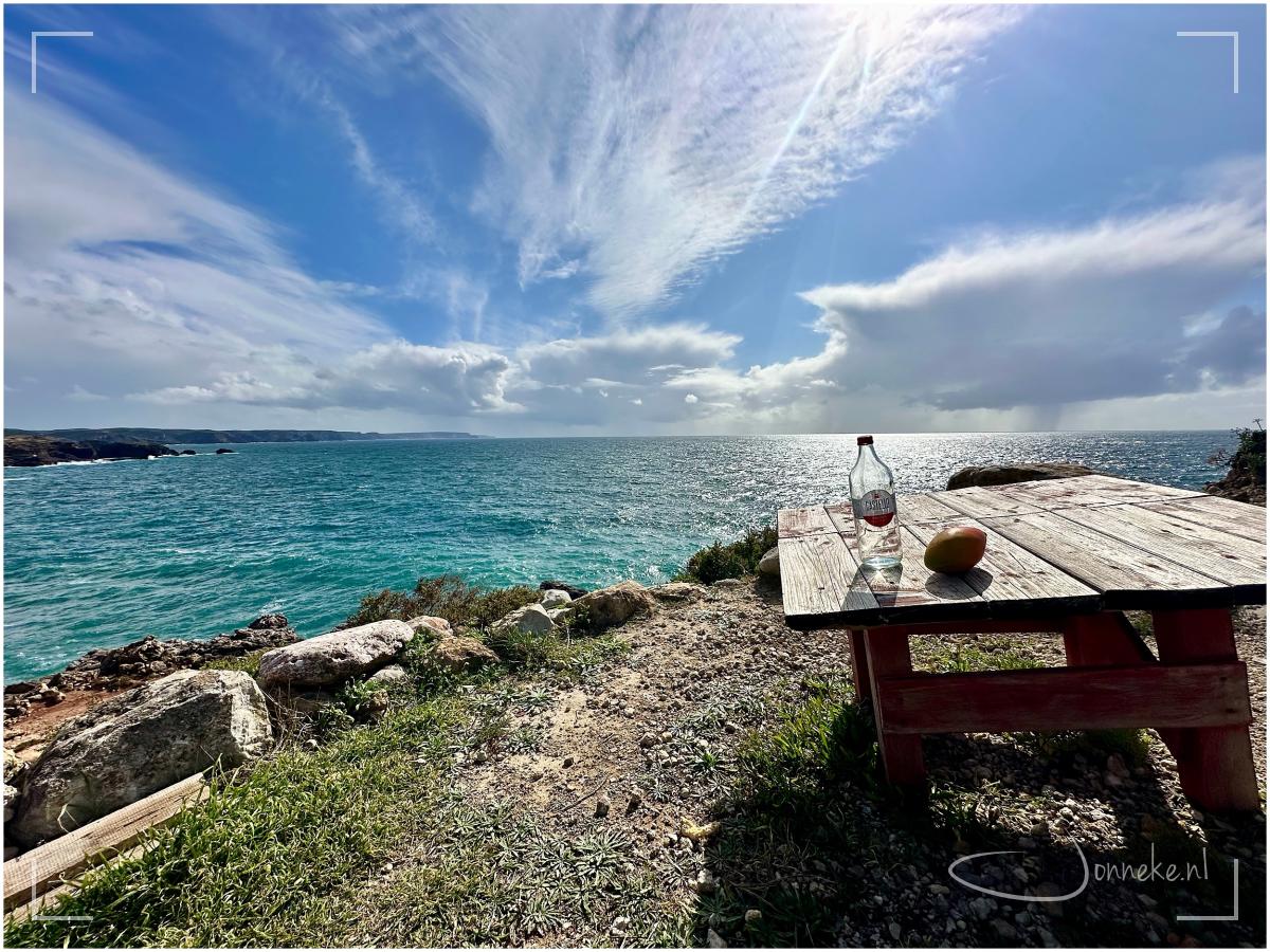 ... en ik dacht: ik wil hier avondmaal met U houden. Ik heb alleen geen wijn en brood, maar water en mango. En wat kan het intens mooi zijn om zo samen met mijn Vader de maaltijd te houden.