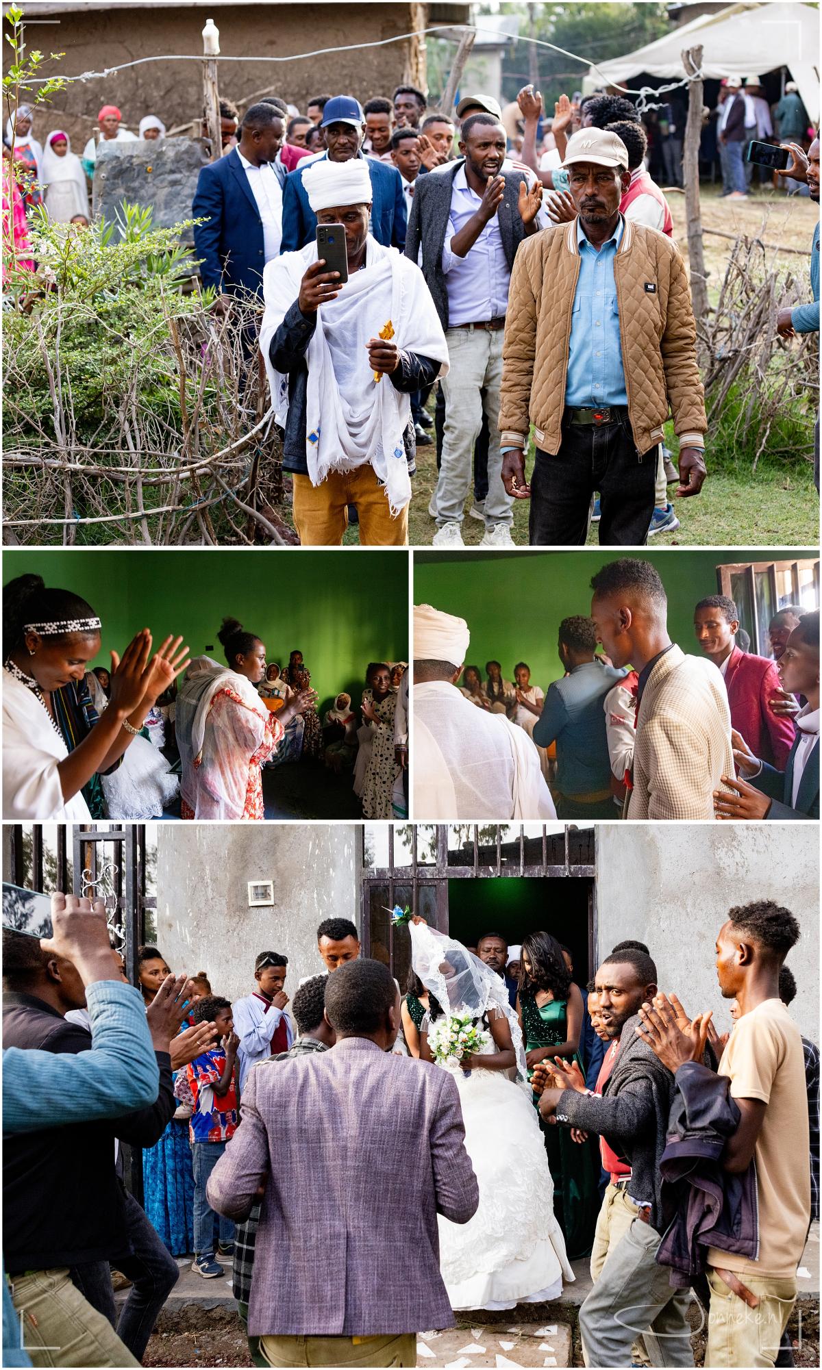 En dan een hoop gezang, gefluit, geklap... de bruidegom komt! Buiten bij de bruidegom wordt gedanst en gezongen, binnen bij de bruid ook - twee verschillende liedjes. Het was een gejoel en drukte van jewelste, maar de bruidegom wordt naar voren gebracht, geeft de bruid een kus en neemt haar mee naar buiten.