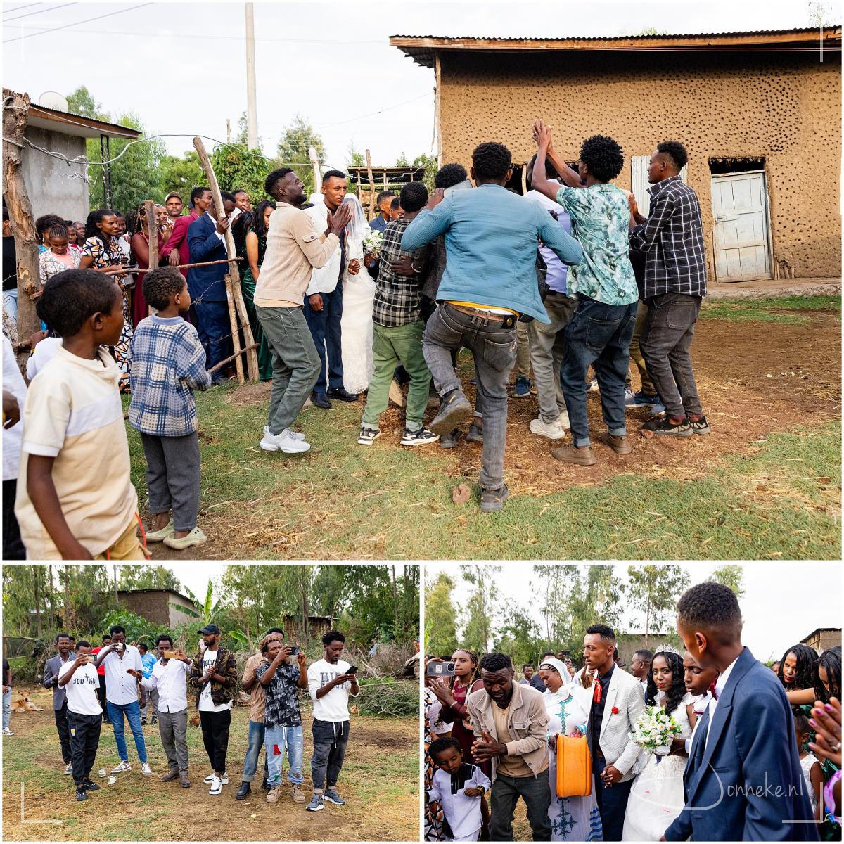 Daar worden ze door een uitgelaten menigte terug naar de tent gebracht. Wat een enthousiasme, gejoel, geklap, gedans, gefluit...