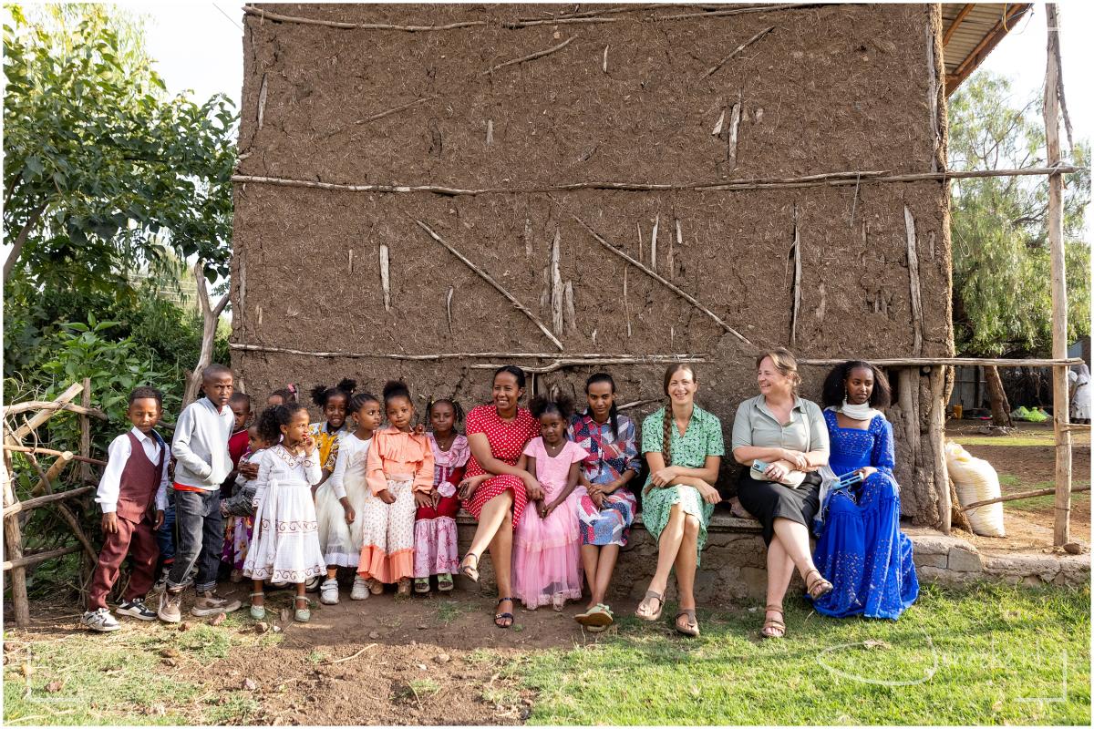 Mariska (met wie ik op reis ben), Berdien en Abarash (werken in de Maranatha-kliniek) vermaken zich buiten. Daar is het in elk geval minder benauwd en warm ja ;-)