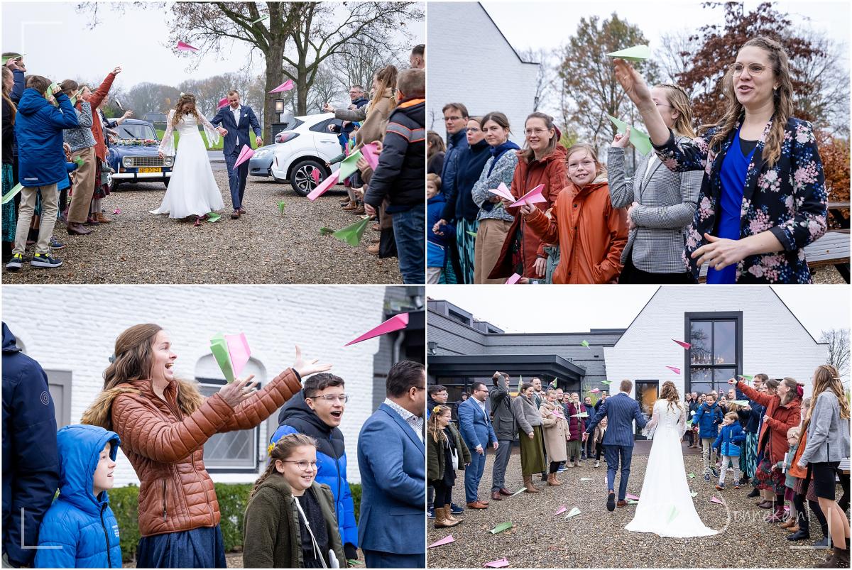 Bij de Hof in Renswoude staan de daggasten het bruidspaar op te wachten om te bekogelen met vliegtuigjes ;-)