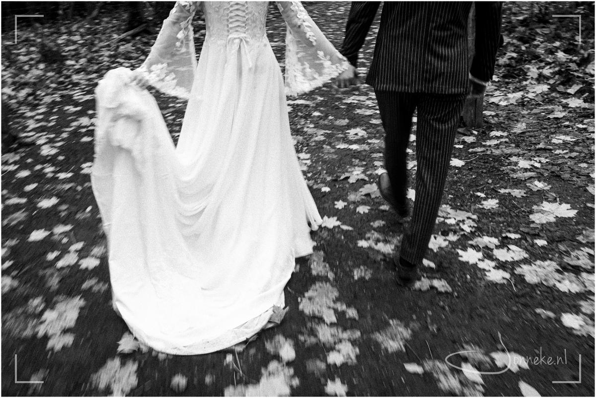 En daar gaan ze ... huppelend, bijna vliegend het getrouwde leven in!