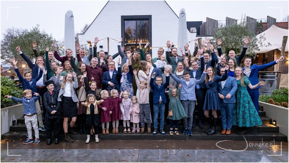 Het is een grijze dag, maar gelukkig is het met groepsfoto's maken wel droog, dat is heel fijn.