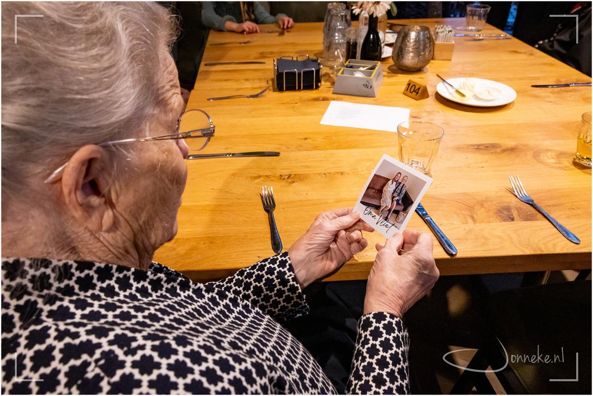 Dan gaan we dineren en de tafelschikkingskaartjes zijn foto's van momenten van hem/haar met Peter en/of Hanneke. Dat was een leuke verrassing voor iedereen!