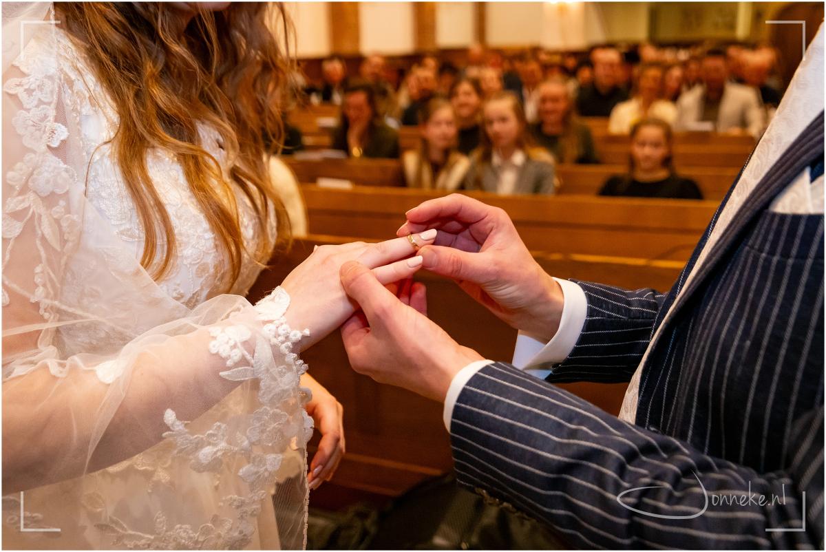 Oh wacht, we zijn hier natuurlijk voor Peter en Hanneke. Ja. Een ring. Een kus!
