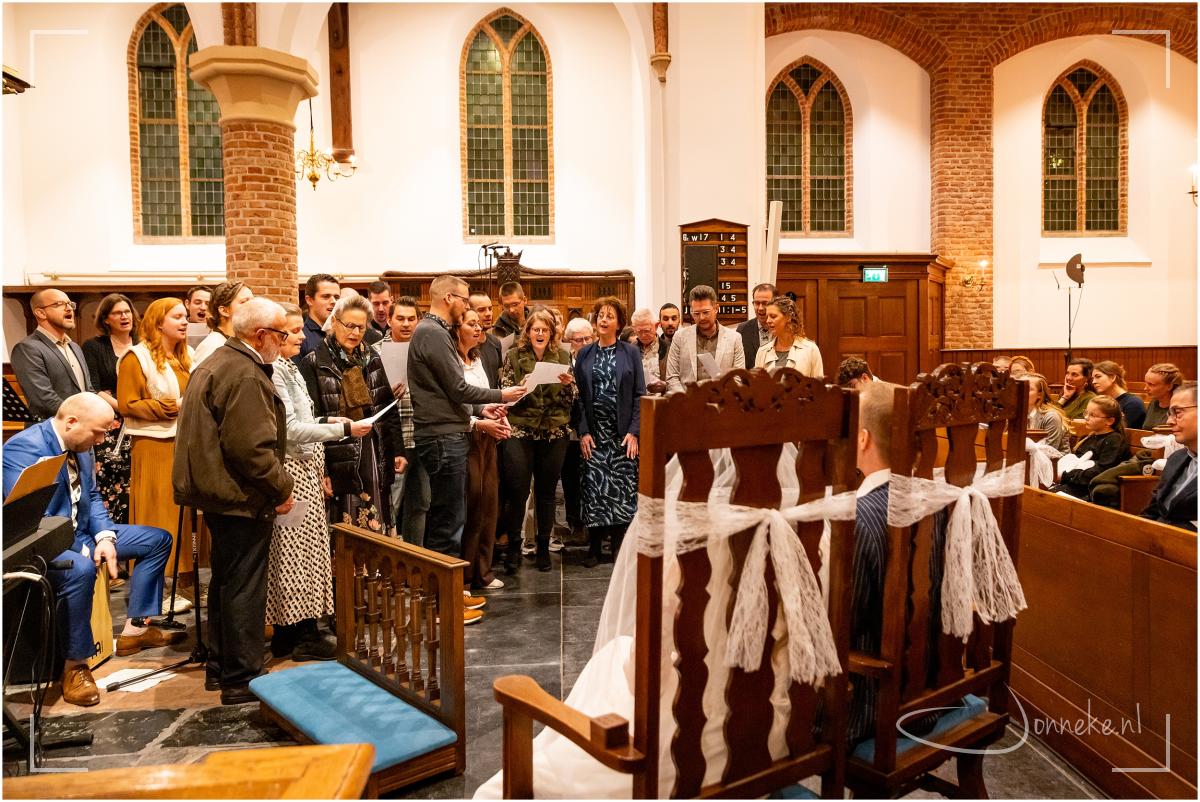 De leden van de Christengemeente (die er waren) zongen een heel mooi lied voor het bruidspaar: mooi cadeau van de gemeente.