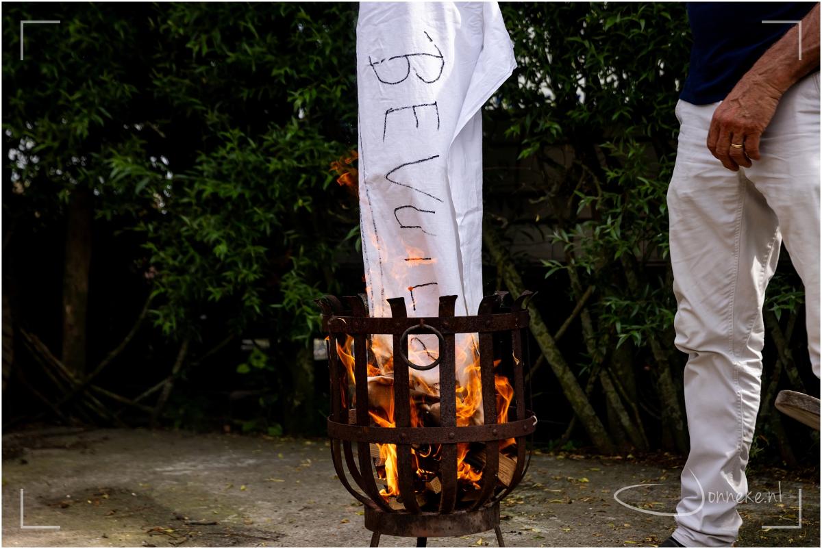 Tijdens de fotoshoot heeft Jan het laken bepakt, beschreven en verbrand: als louteringsritueel. Het gaf hem bevestiging dat het goed is: het vuur loutert, reinigt, zuivert.