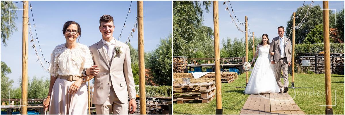Ons weiland is omgetoverd tot een vette locatie, en zo wordt de entree naar de 'ceremonietent' een plaatje.