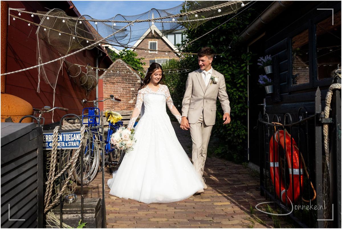 We maken foto's in Spakenburg, want daar fijne gezellige oude straatjes.