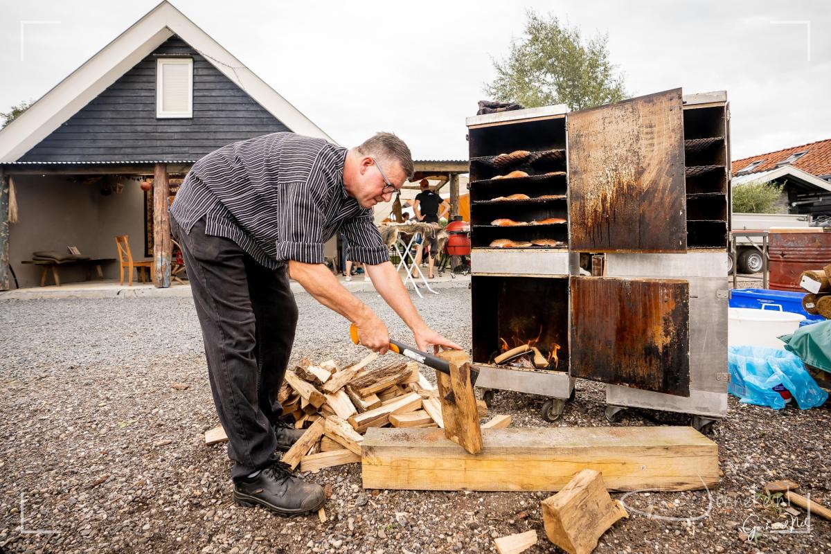 De zalm wordt onder leiding van Henri gerookt: hij werkt met de meest verse zalmen, goed hout en heeft zo al menig prijs gewonnen. Nu voor de ZOA neemt hij een week vrij om alle zalmen te roken. Heel tof!