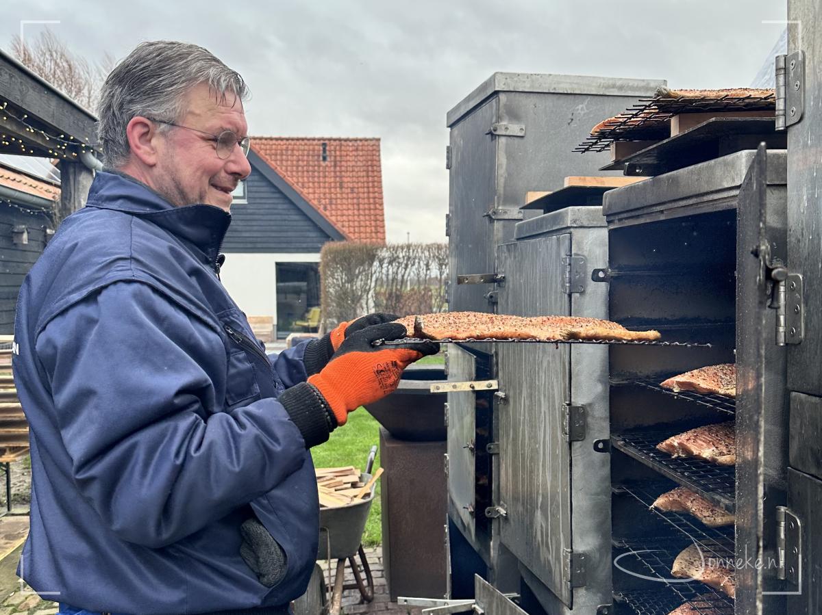 En vanaf hier gaat Henry echt helemaal glunderen. De zalmen liggen in tien lagen en om te voorkomen dat de onderste verbranden en de bovenste niet gaar zijn, worden ze elke 10 (!) minuten gedraaid. Dat gaat de hele dag door ;-) en tussen de 2-3 uur per batch.