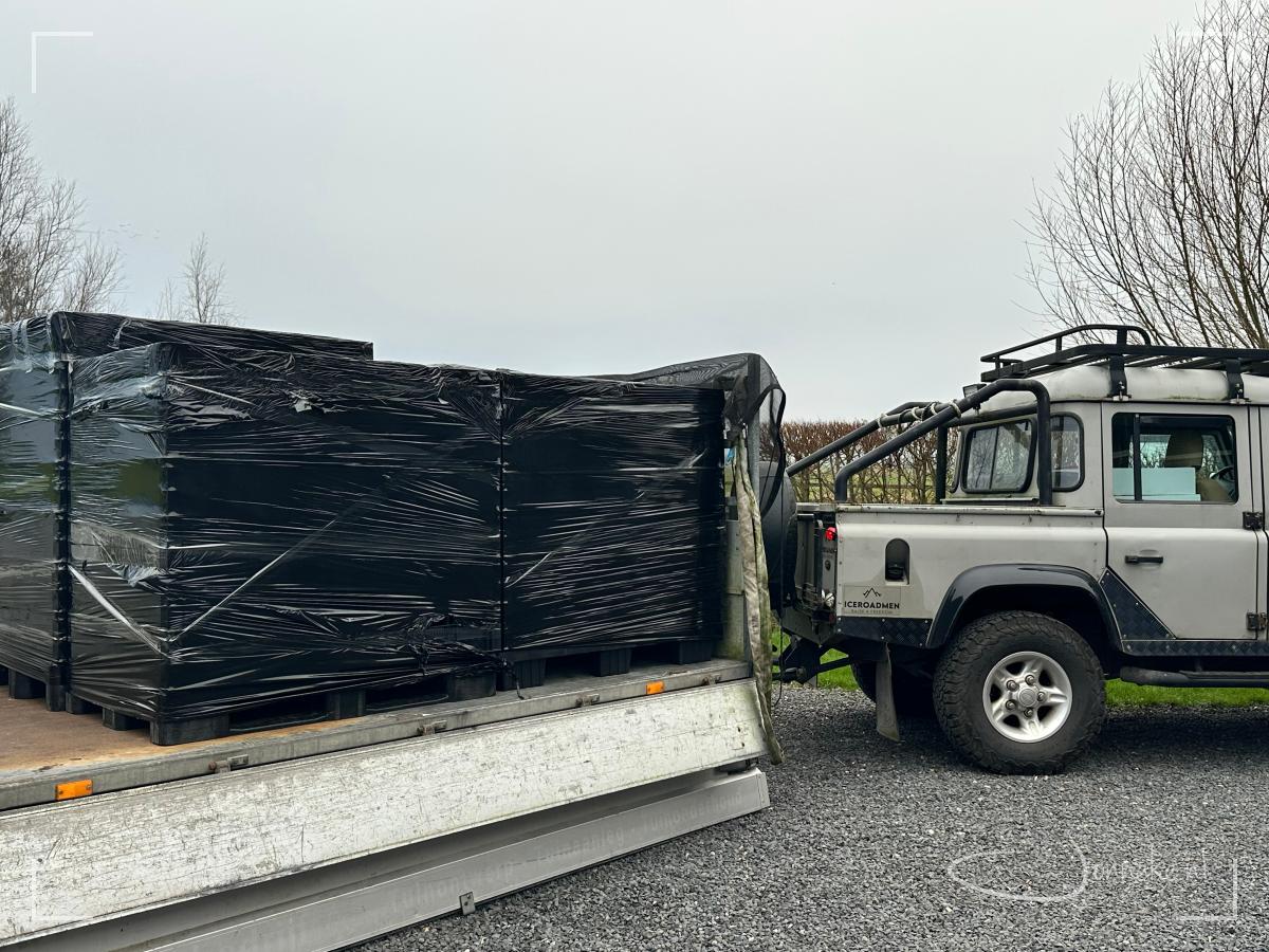 De zalmen komen aan in IJmuiden, worden 's nachts gefileerd en 's morgens om 7.00 staan 'wij' op de stoep. In drie keer worden de zalmen opgehaald.