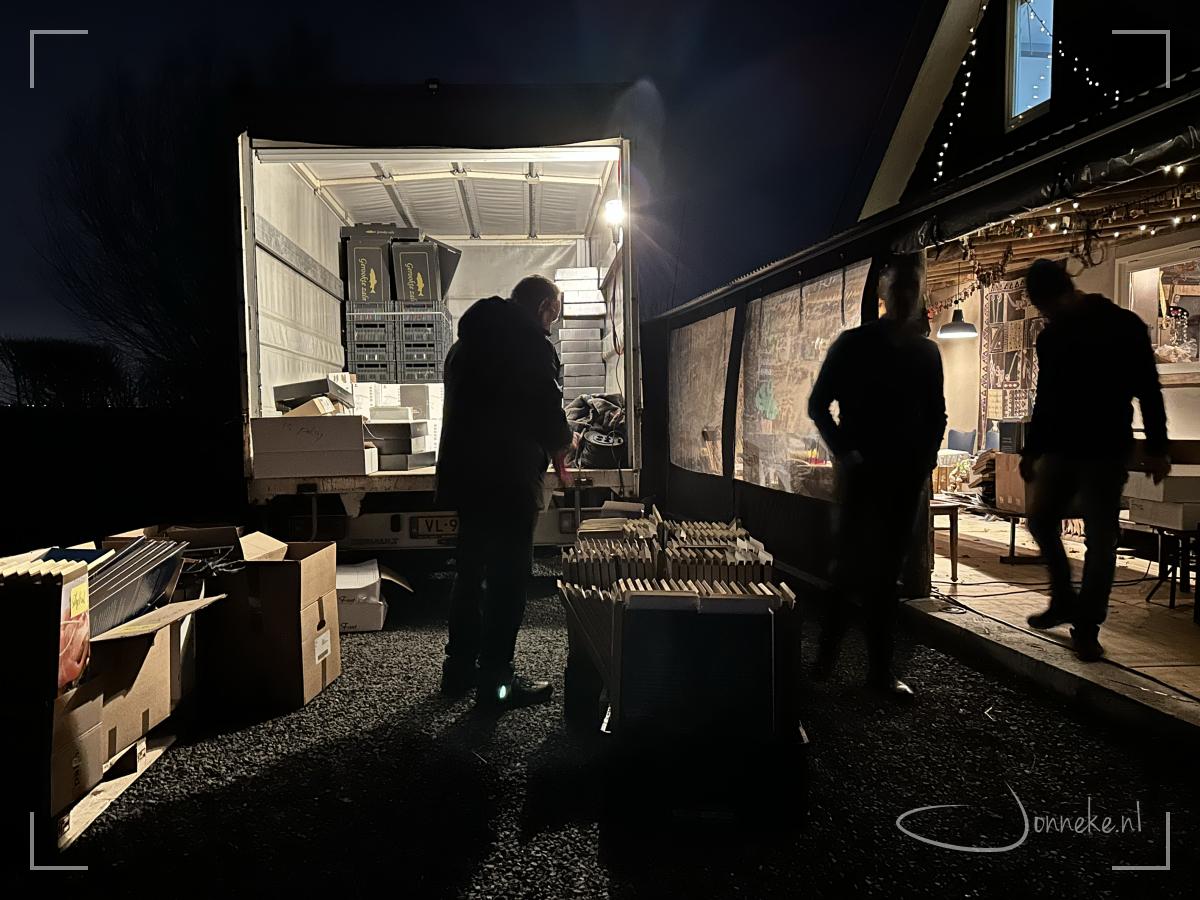 Naast zalm was er dit jaar ook paling, vismix-pakketten, kerstpakketten, wijn, chocola, koffiebonen te koop via www.heerlijkezalm.nl. Op meer dan 10 afleverpunten in Nederland betekent dat een FLINKE klus qua distributie.