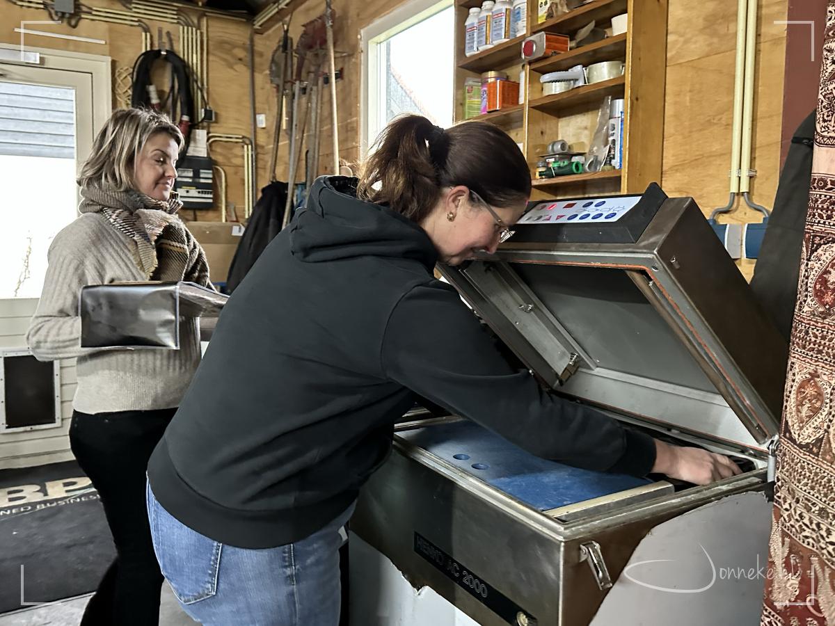 De volgende dag worden de zalmen gevacumeerd; zo blijven de zalmen nóg langer houdbaar. (en passen ze in een doosje enz.)