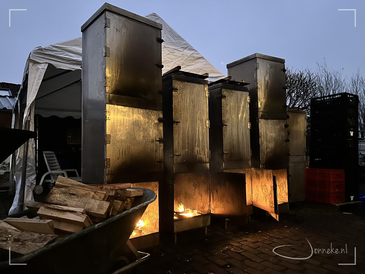Elke ochtend rond een uur of zeven worden de vuurtjes al aangestoken, dan is het nog helemaal donker. We gebruiken speciaal hout, wat gelijkmatig brandt en warmte afgeeft.