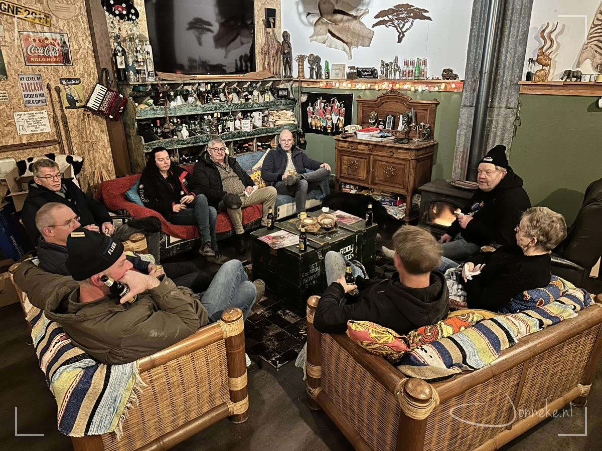 Onze buurmannen bestellen allemaal paling, dan komen ze bij ons borrelen en paling eten. Gezellige bende.
