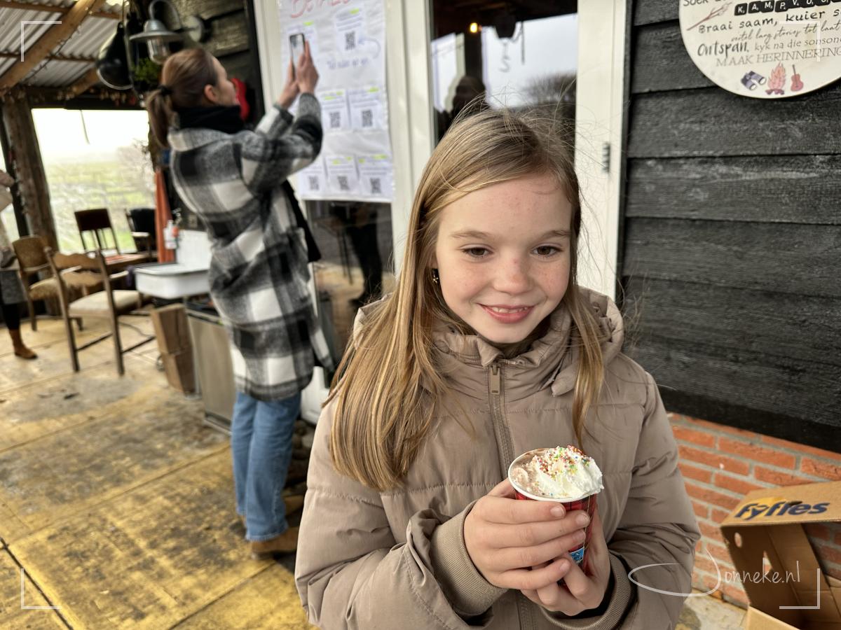 Warme choco met slagroom én spikkels,... en mama betaalt met de qr-code.
