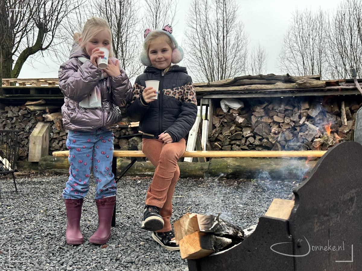 Deze dames genóten, zo lekker bij het vuurtje.