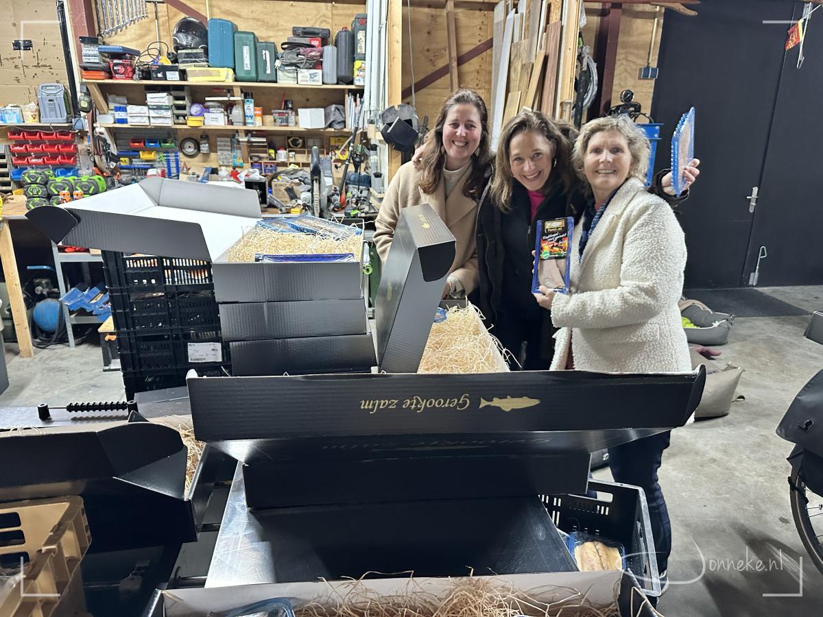 Deze dames deden alles netjes in de vet mooie cadeau-dozen.