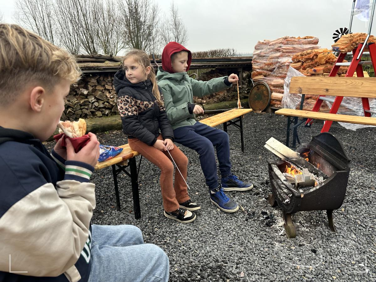 Broodjes warme zalme, maar ook nog marshmallows bij een vuur: dan is het feest compleet toch?